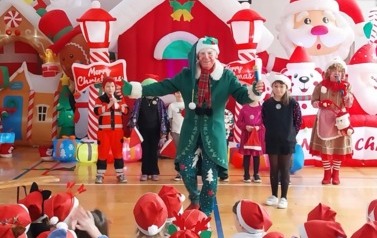 Zielony elf i dzieci podczas konkursu