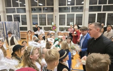 Zaproszeni Goście gratulują małym aktorom
