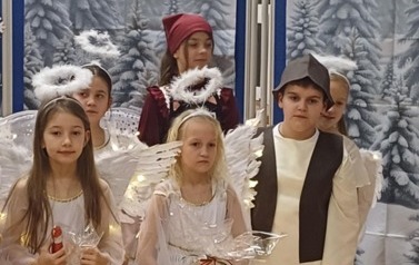 Uczniowie klasy 3b podczas jasełek bożonarodzeniowych