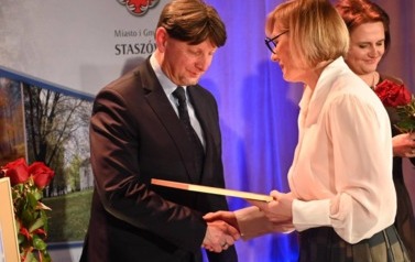 Dyrektor szkoły odbiera wyr&oacute;żnienie