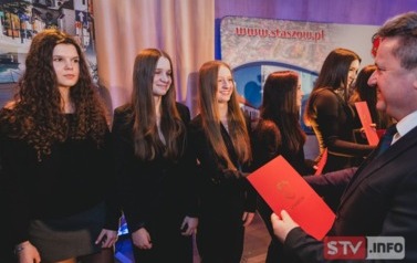 Burmistrz miasta wręcza nagrody w kategorii sport szkolny