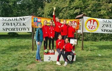 Wicemistrzynie wojew&oacute;dztwa na podium z nauczycielem