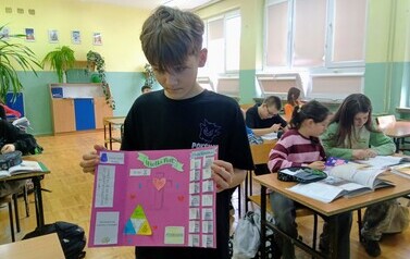 Uczeń prezentuje lapbooka