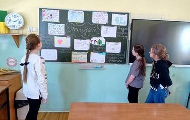Uczennice prezentują prace o przyjaźni
