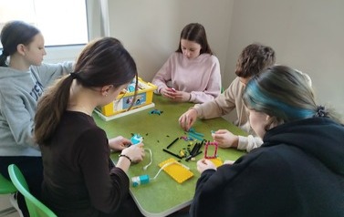 7b pracuje nad zestawem
