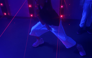Uczennica w laserowym labiryncie