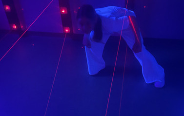 Uczennica w laserowym labiryncie
