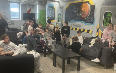Grupa uczni&oacute;w w poczekalni  w Laser Space