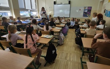 Grupa przedszkolak&oacute;w z wizytą w klasie trzeciej