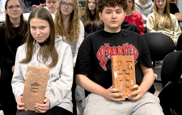 Cegły przywiezione z Ukrainy po realizacji jednego z projekt&oacute;w, świadczą o wkładzie polskich arystokrat&oacute;w w rozw&oacute;j gospodarczy m. in. Podola. Z lewej: cegła z herbem ,,Korczak&rdquo; z cegielni Stanisława Chołoniewskiego z Janowa. Z prawej: cegła z herbem ,,Pil