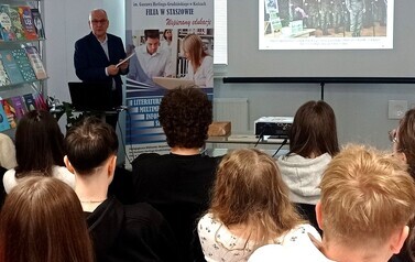 W projektach edukacyjnych realizowanych w okresie ostatnich 25 lat czynnie zaangażowani byli uczniowie, w tym z Liceum Og&oacute;lnokształcącego im. ks. kard. Stefana Wyszyńskiego w Staszowie
