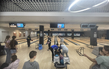 Rywalizacja uczni&oacute;w na torach
