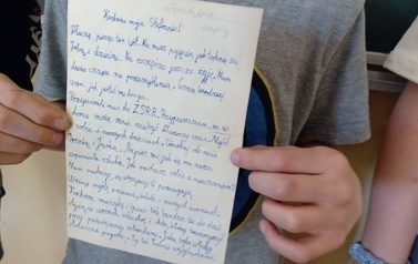Uczniowie prezentują prace konkursowe upamiętniające kapitana J&oacute;zefa Jaronia