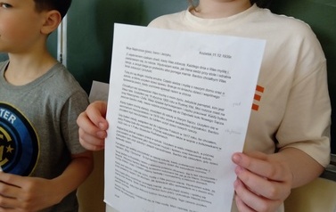 Uczniowie prezentują prace konkursowe upamiętniające kapitana J&oacute;zefa Jaronia