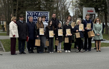 Laureaci Konkursu literackiego z organizatorami i koordynatorami tego konkursu