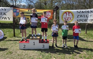 Dekoracja najlepszych sześciu zawodnik&oacute;w z rocznika 2015