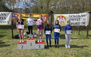 Dekoracja najlepszych sześciu zawodniczek z rocznika 2011-2012