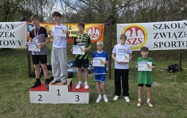 Dekoracja najlepszych sześciu zawodnik&oacute;w z rocznika 2013-2014