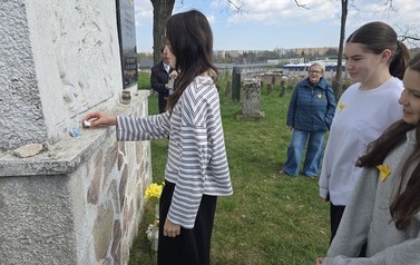 Złożenie udekorowanych kamieni na cmentarzu żydowskim