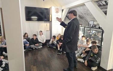 Dyrektor szkoły i uczniowie z klasy 6A w muzeum