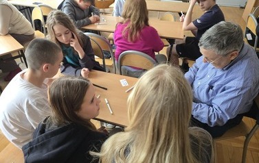 Uczniowie z klasy 6A dekorujący kamienie pamięci