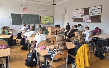 Uczniowie klasy 6A słuchający opowiadania Grzegorza Uzdańskiego