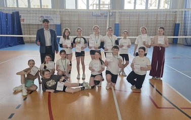 Nagrodzone dziewczęta z dyrektorem szkoły