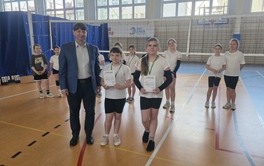 Dyrektor wręcza dyplomy i medale