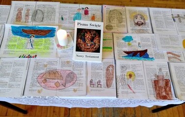 Prace plastyczne uczni&oacute;w przedstawiające sceny biblijne wraz z Nowym Testamentem