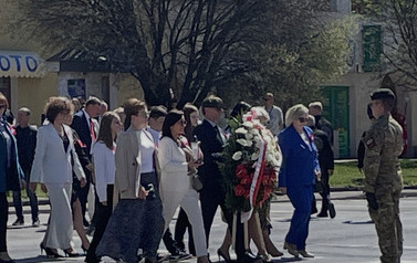 Delegacje szk&oacute;ł i przedszkoli składają kwiaty pod pomnikiem