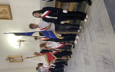 Poczty sztandarowe w kościele