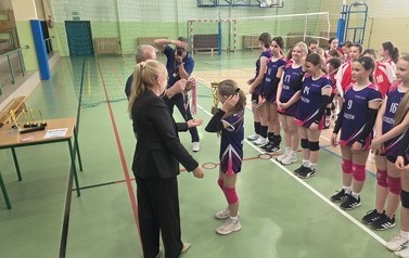 Kapitan drużyny odbiera gratulacje
