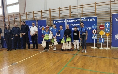 Uczniowie z pucharem i nagrodami w towarzystwie opiekuna i władz lokalnych grupa pierwsza