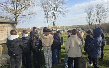 Uczniowie słuchający wykładu o społeczności żydowskiej