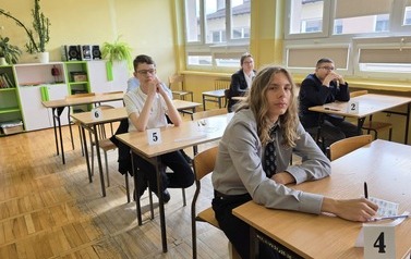 Uczniowie podczas egzaminu &oacute;smoklasisty
