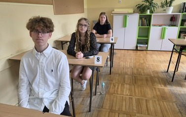 Uczniowie podczas egzaminu &oacute;smoklasisty