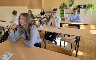 Uczniowie podczas egzaminu &oacute;smoklasisty