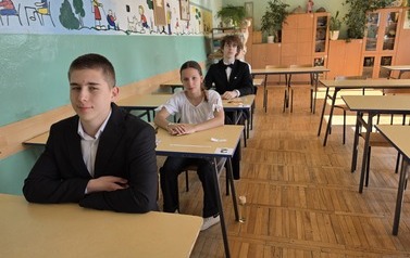 Uczniowie podczas egzaminu &oacute;smoklasisty