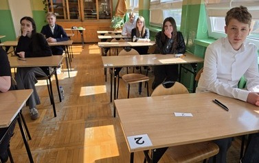 Uczniowie podczas egzaminu &oacute;smoklasisty
