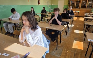 Uczniowie podczas egzaminu &oacute;smoklasisty