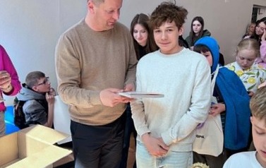 Wręczanie nagrody przedstawicielowi klasy przez dyrektora