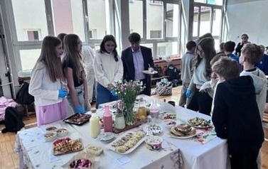 Prezentacja potraw przez uczni&oacute;w
