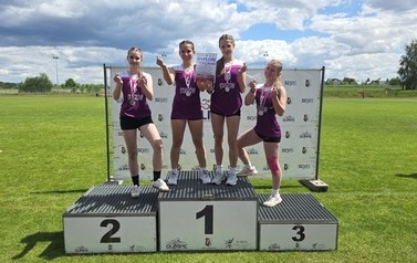 Wicemistrzynie wojew&oacute;dztwa w sztafecie olimpijskiej ze staszowskiej dw&oacute;jki na podium