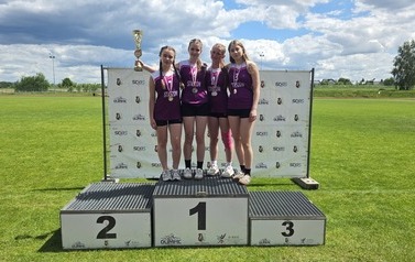 Mistrzynie wojew&oacute;dztwa w sztafecie 4x100 m na podium