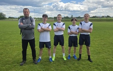 Sztafeta olimpijska chłopc&oacute;w z nauczycielem