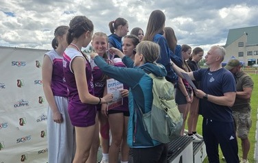 Dekoracja sztafety olimpijskiej dziewcząt