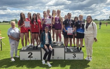 Najlepsze sztafety 4x100 m dziewcząt na podium w kategorii igrzyska młodzieży
