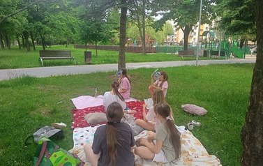 Uczennice na kocach czytają ulubione książki