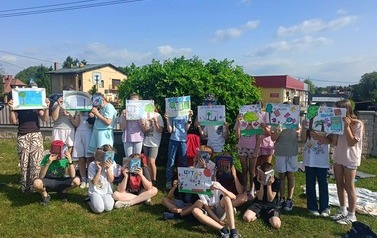 Uczniowie klasy 4B z plakatami promującymi akcję Czytanie na Polanie