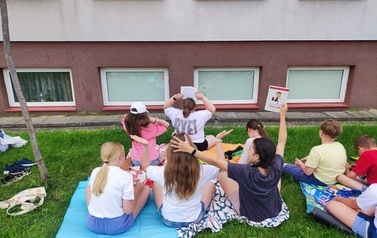 Uczniowie i uczniowie klasy 4C ze swoimi ulubionymi lekturami
